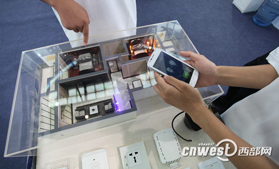 西安邮电大学学生展示用手机控制“智能家居”模型。